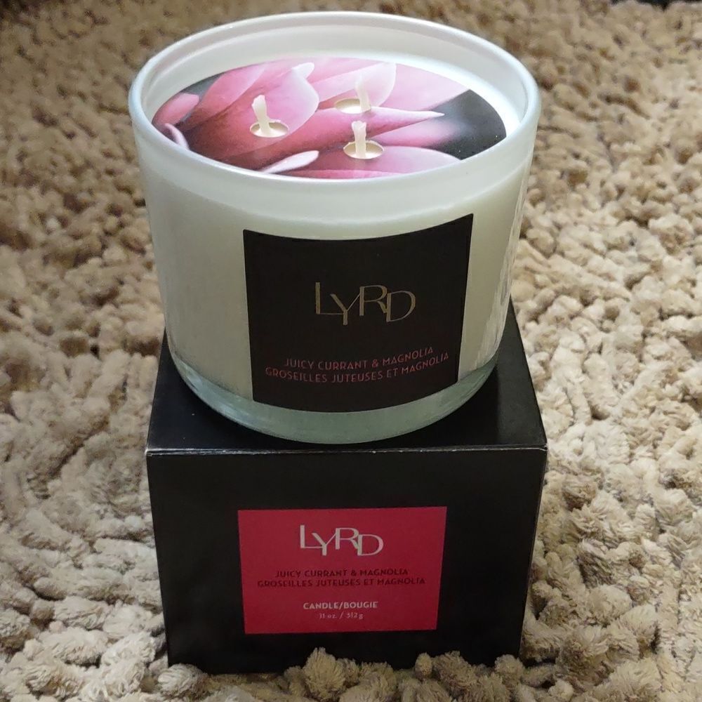 New in box Avon Lyrd 11 Oz 3 wick Currant Magnolia Floral‎ Fruit Candle